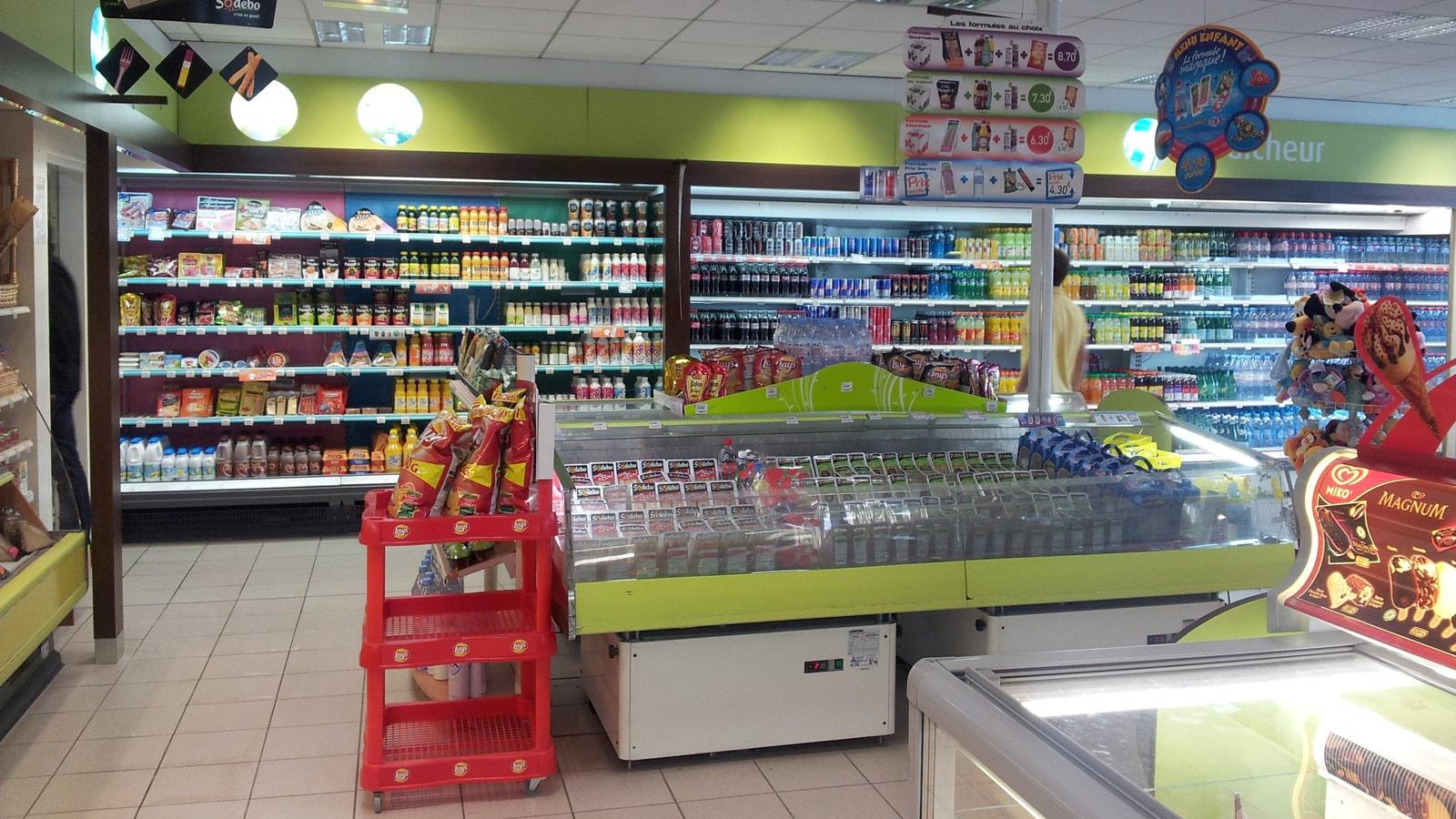Køle- og frysediske i butikken på fransk tankstation i kæden Total