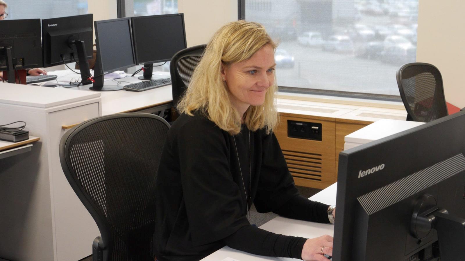 Blond kvinde arbejder ved en computer
