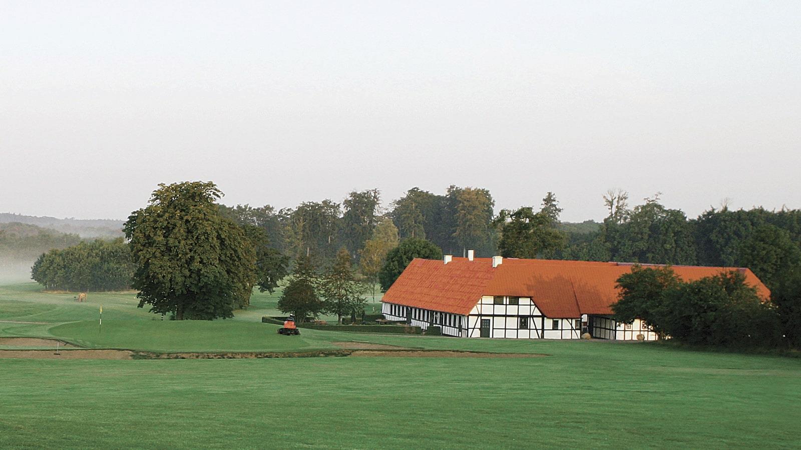 Falster Golf Klub indrettet i firlænget bindingsværkgård omgivet af golfbane