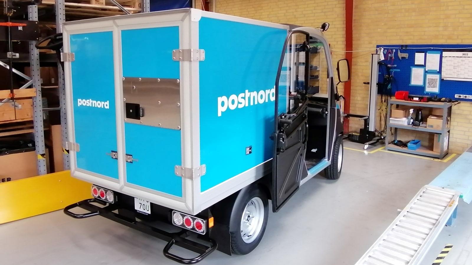 Lille blå elbil produceret af Garia til Postnord