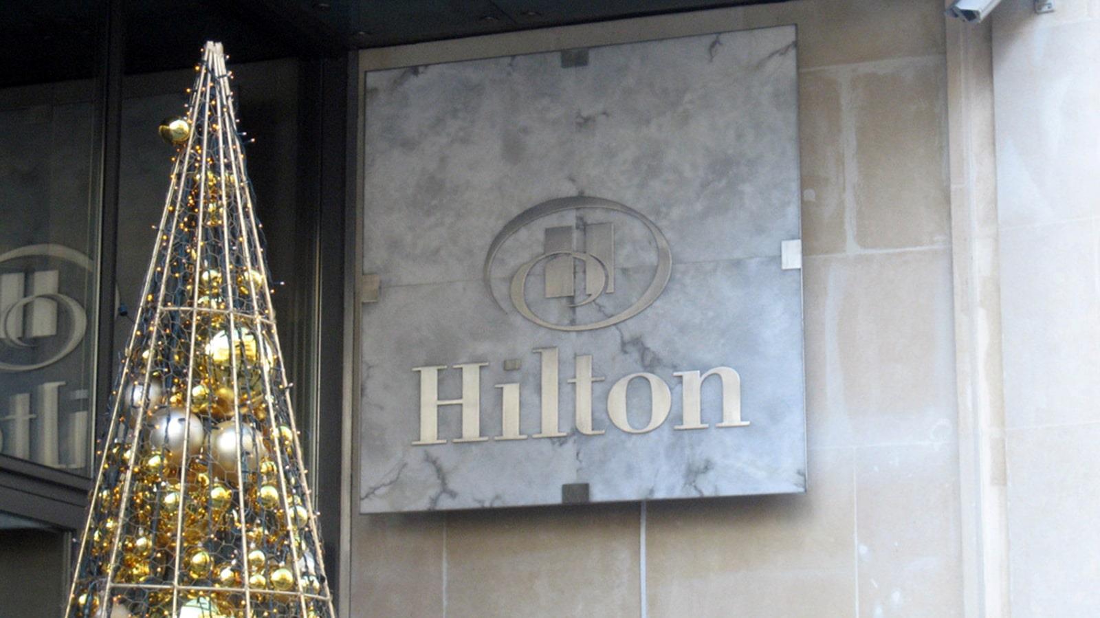 Juletræ dekoreret med gyldne kugler ved indgangen til Hilton Hotel