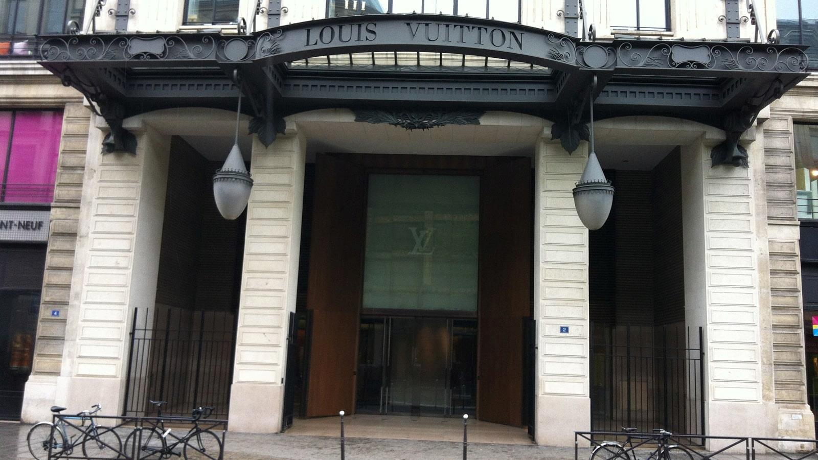 Indgang til Louis Vuitton hovedkontor i Paris