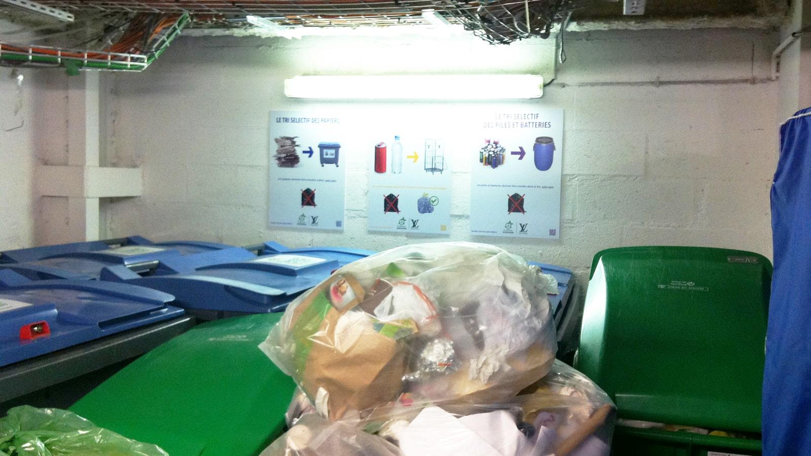 I kælderen hos Louis Vuitton opbevares affald i plastsække og containere
