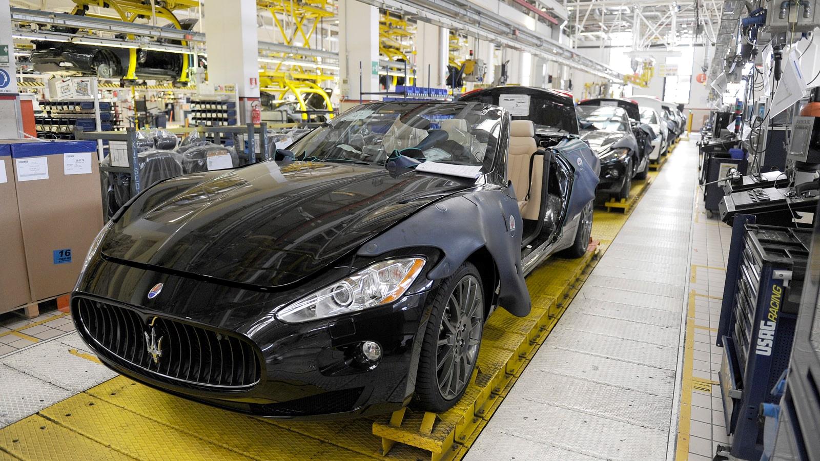 Maserati biler i montagehallen