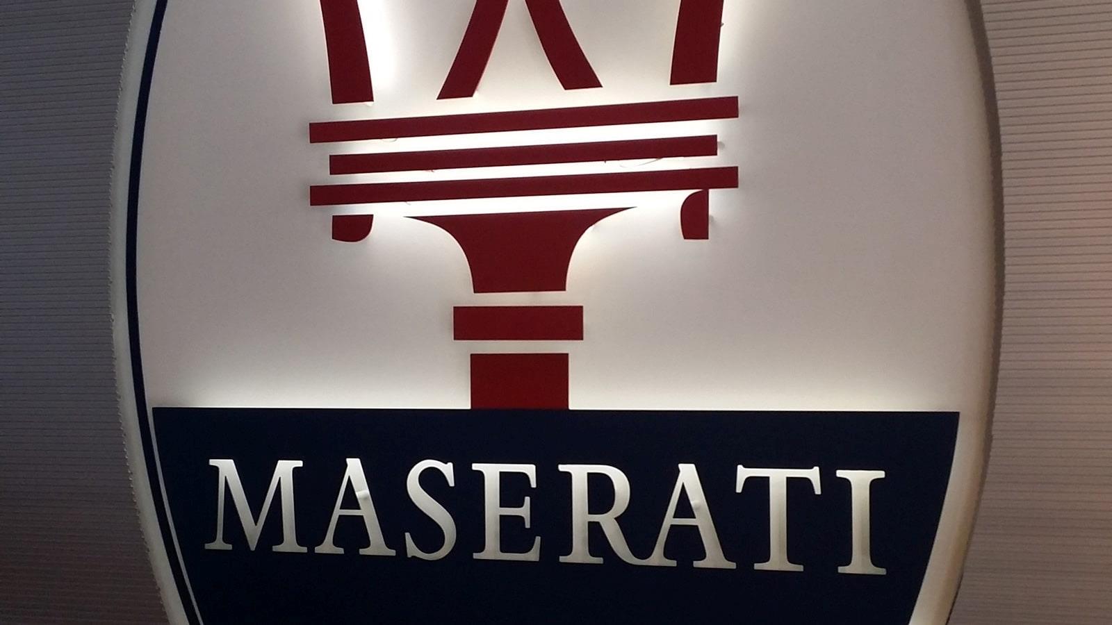 Maserati logo på væggen ved hovedindgangen
