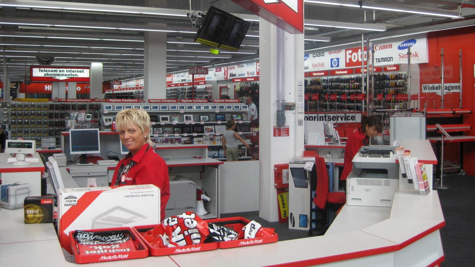 To medarbejdere klar til at hjælpe kunder i Media Markt butik