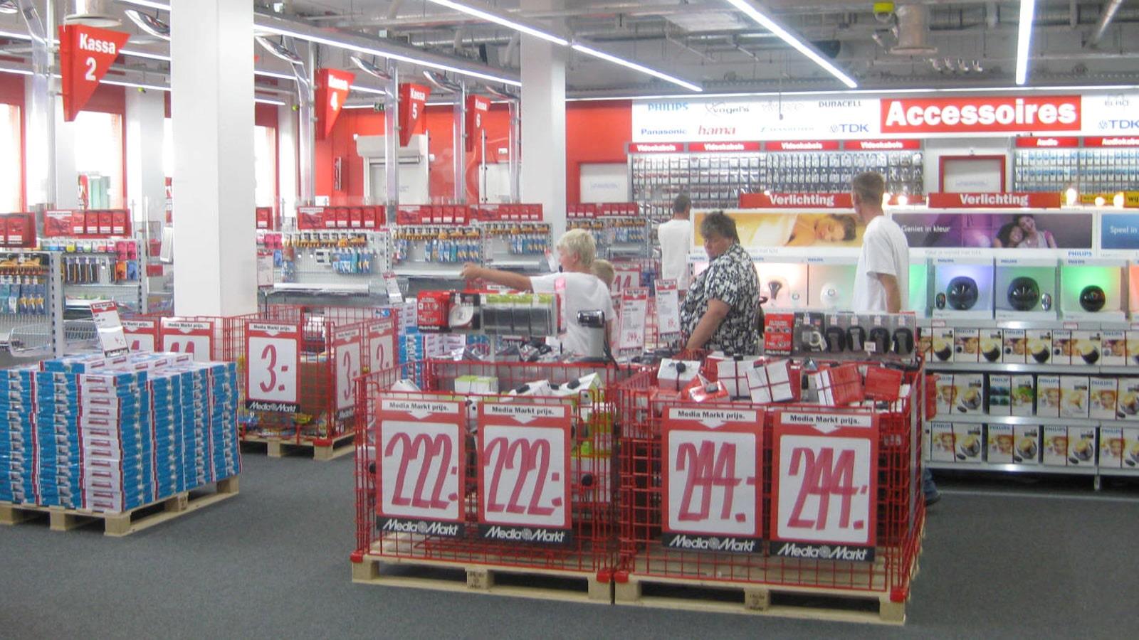 Kvinder og mænd kigger på udsalgsvarer i en Media Markt butik