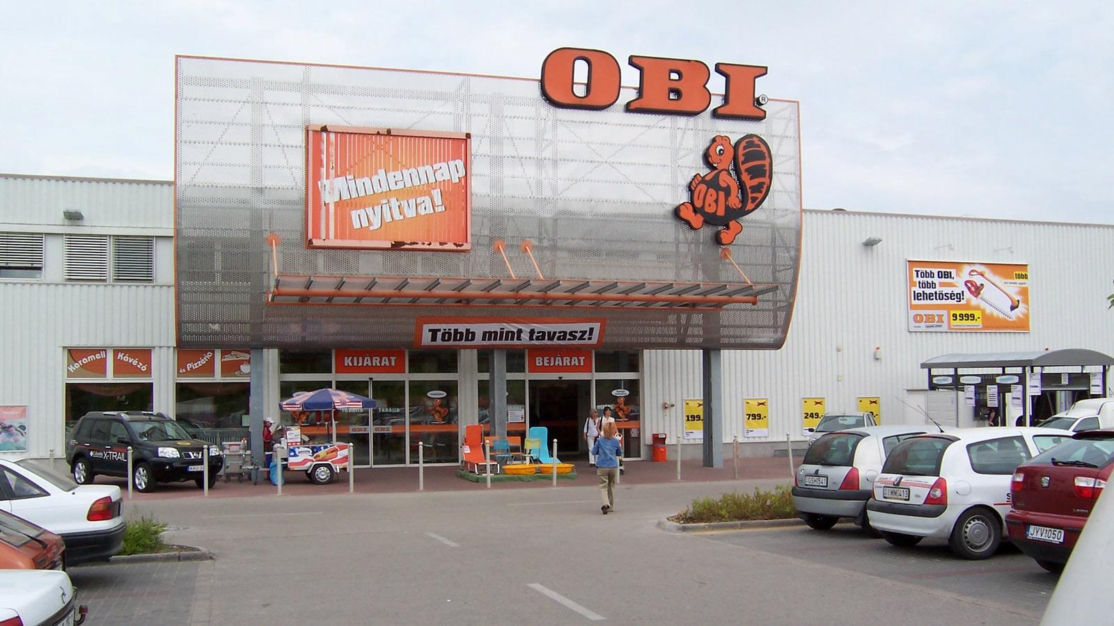 Indgang til OBI byggemarked med logo og bæver symbol