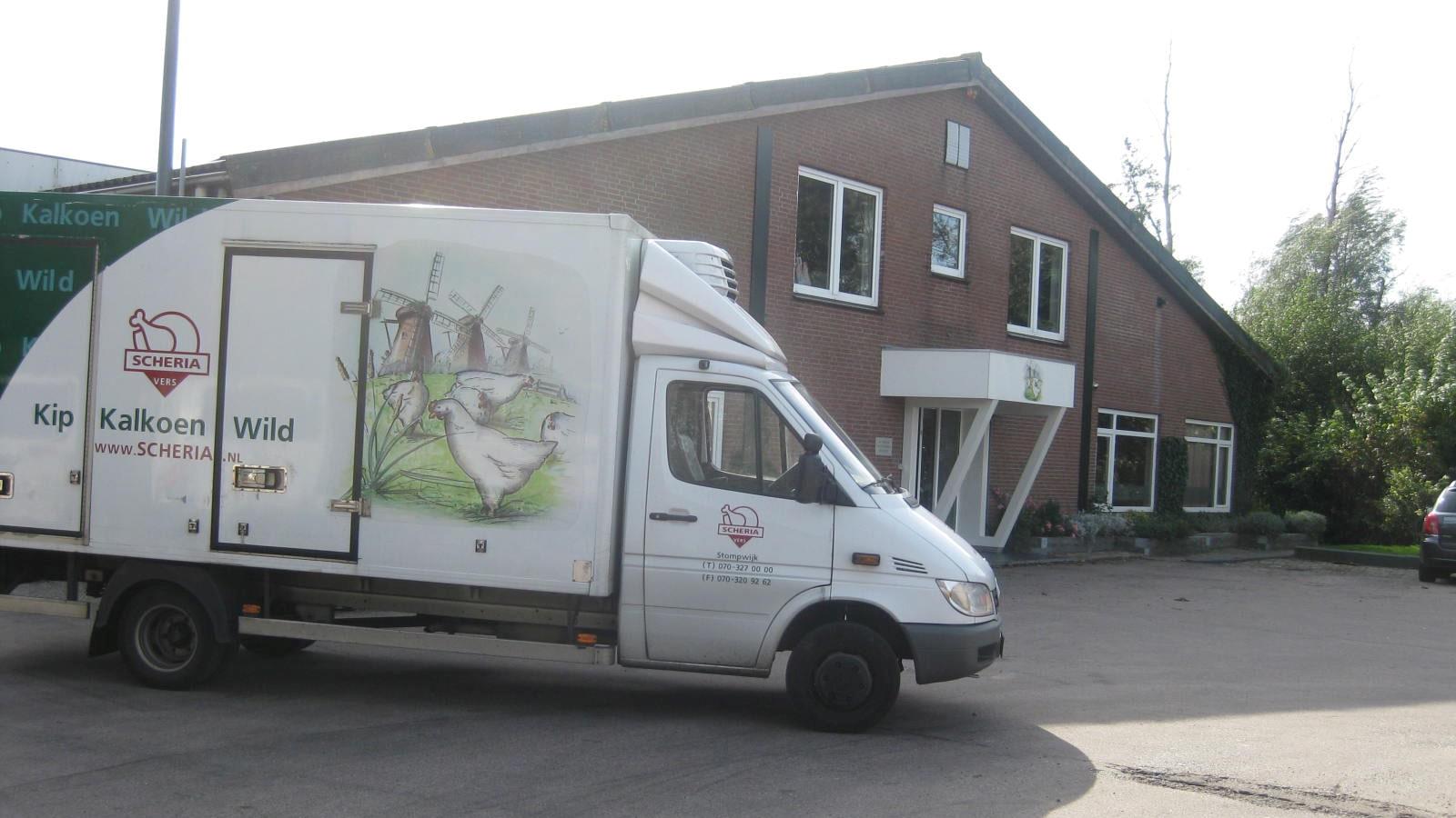 Ponybil med kylling grafik stående holder udenfor hollandsk selskab Scheria Versdienst