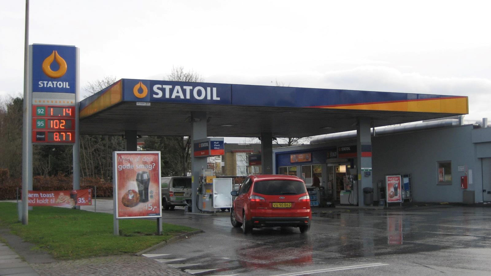 Gulpladet bil køre ind på Statoil tankstation