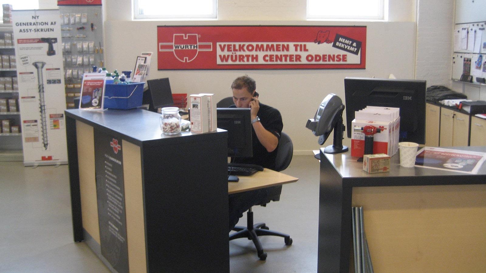 Mand fra Würth sidder ved sit skrivebord og taler i telefonen
