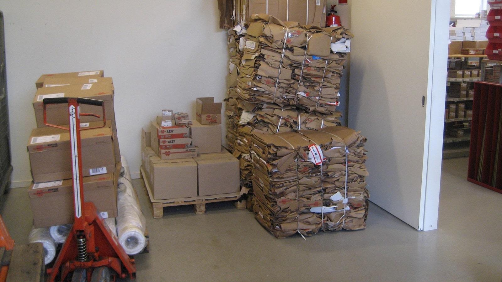 Komprimerede papballe og kasser med varer på Würths lager