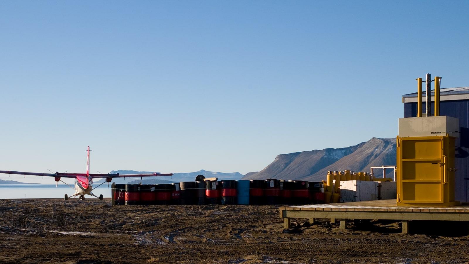 Fly og Bramidan tøndepresser udenfor Zackenbergs forskningsstation i Grønland