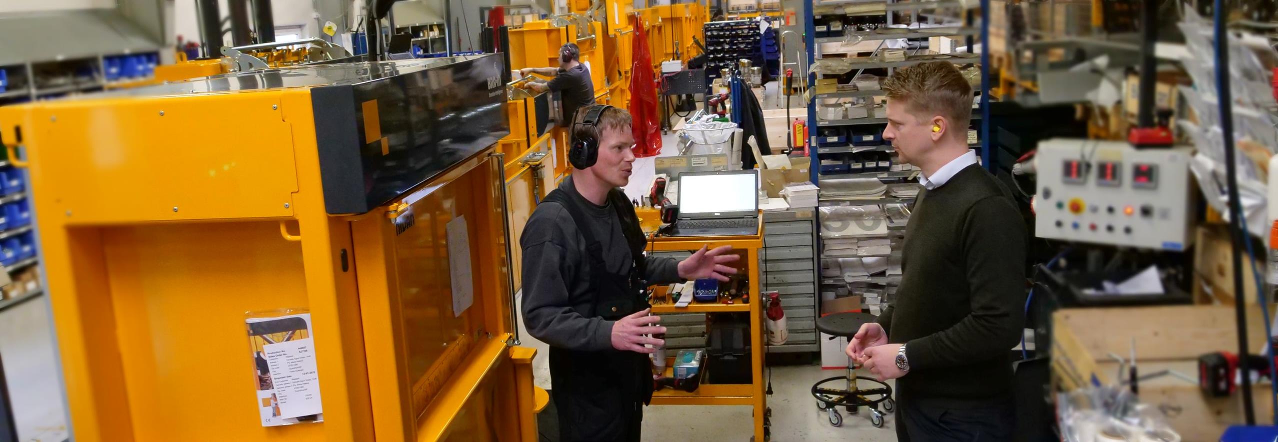 Henrik Helsinghof CEO Bramidan og Bjarke montagemedarbejder taler sammen ved montagelinje