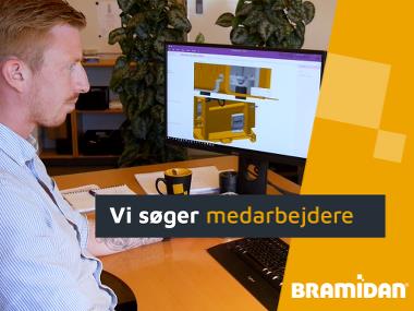 Ledig stilling hos Bramidan - udviklingsingeniør arbejder foran computer i udviklingsafdelingen